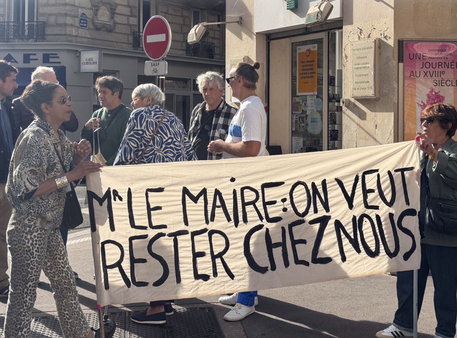Banderole « Monsieur le Maire, on veut rester chez nous »