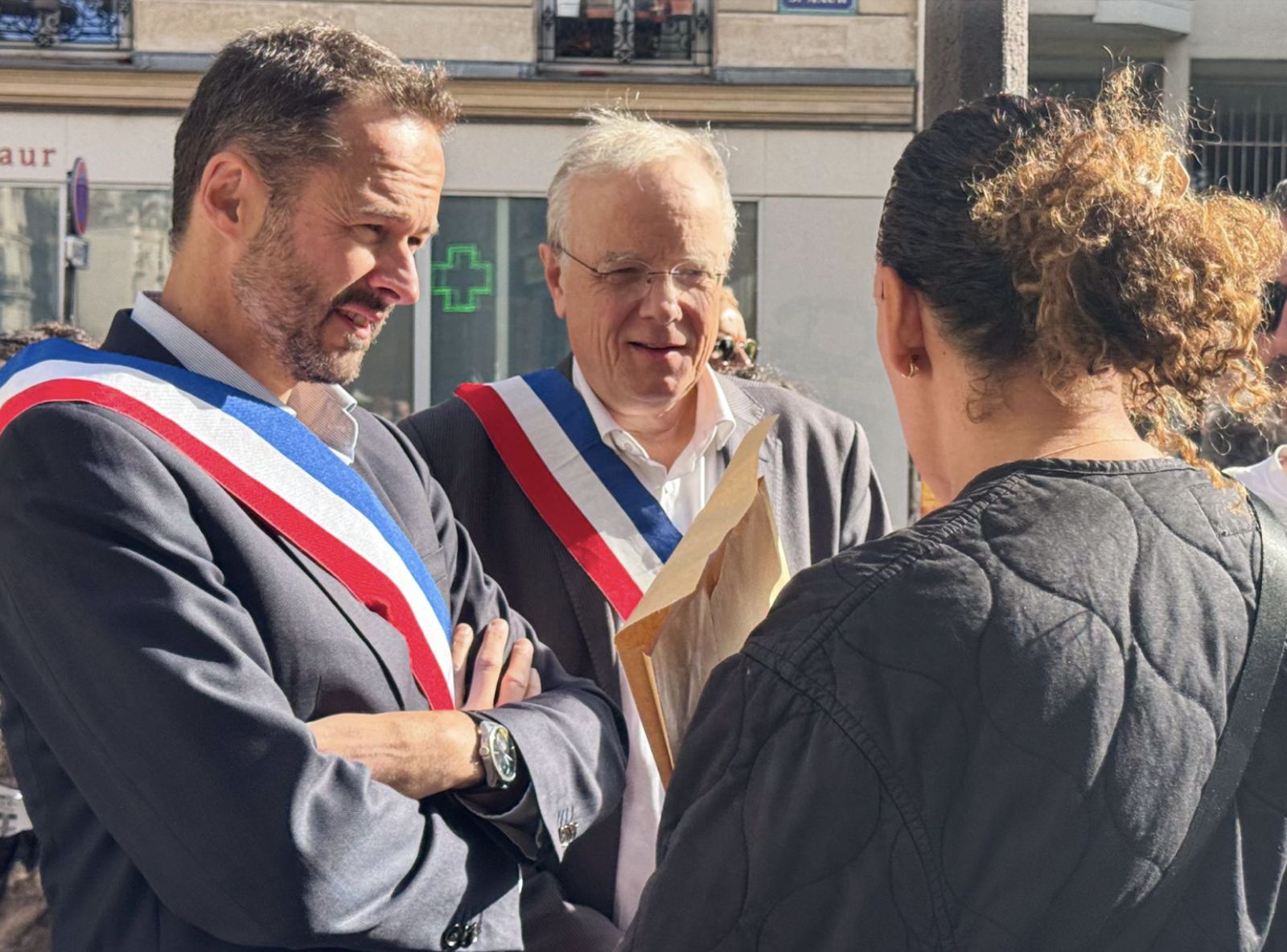 Une locataire échange avec les élus