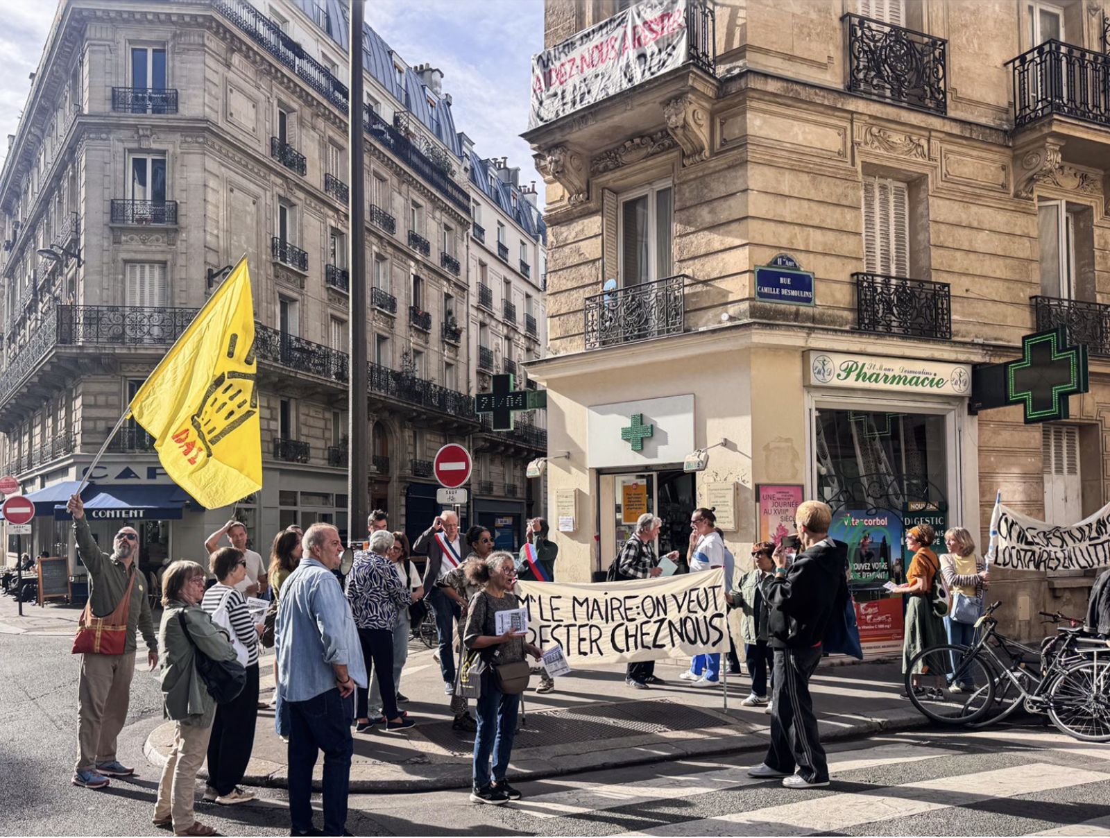 Rassemblement des locataires et soutiens à l'angle de la rue Camille Desmoulins, le 19 septembre 2026